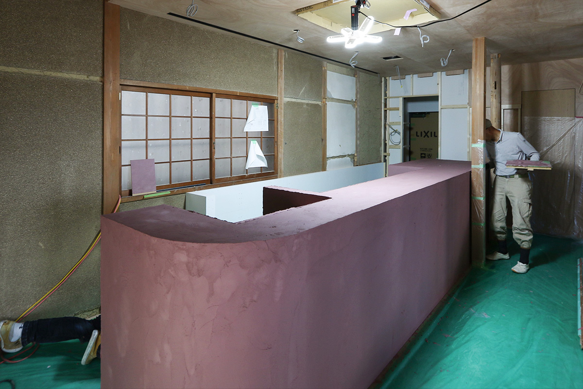 京都の古民家店舗デザイン　大きなカウンターが完成間近！