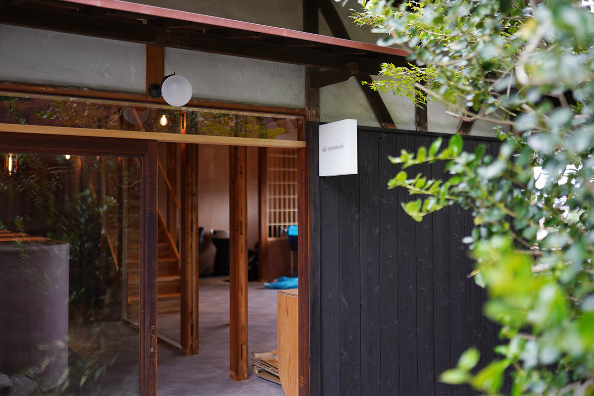 京都の古民家をリノベーションした美容室の外観デザイン