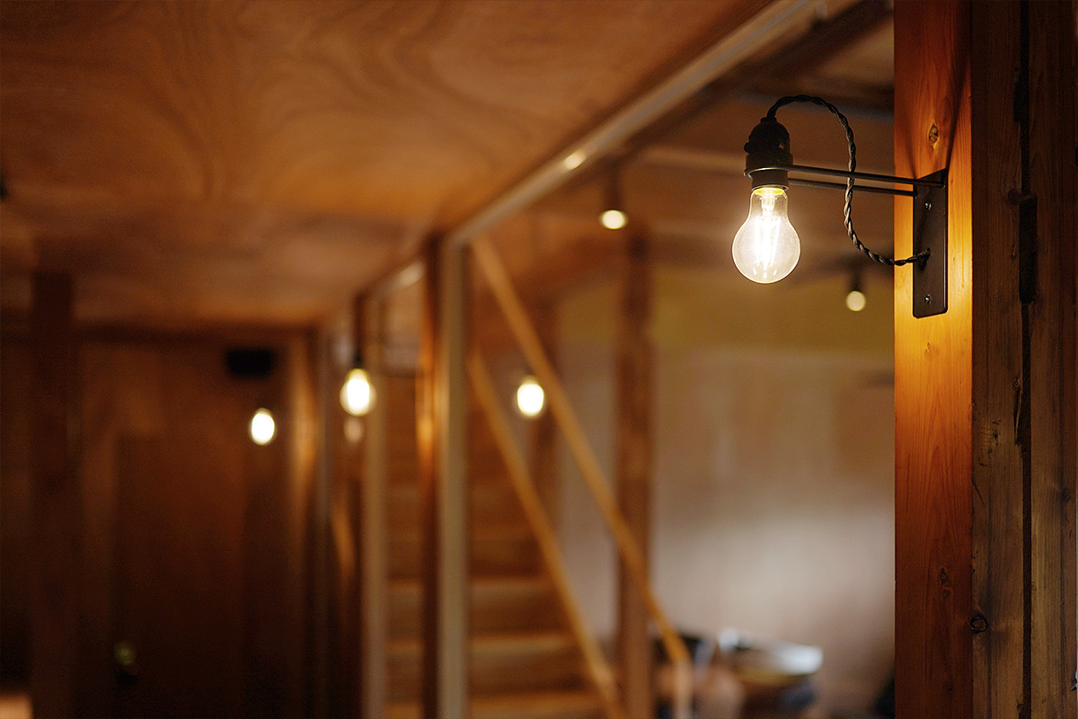 ミニマリストな照明と木製の梁が特徴のリノベーション美容室内装