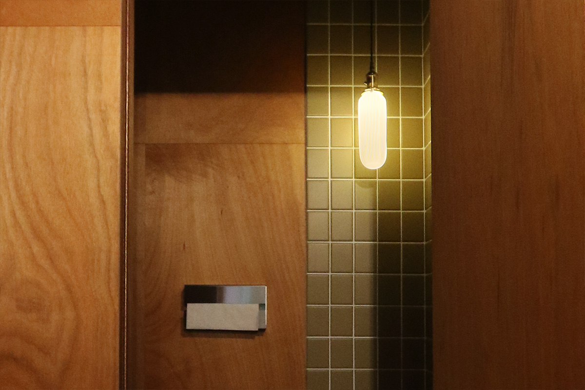 現代的な照明とタイルデザインが施された京都のリノベーション美容室