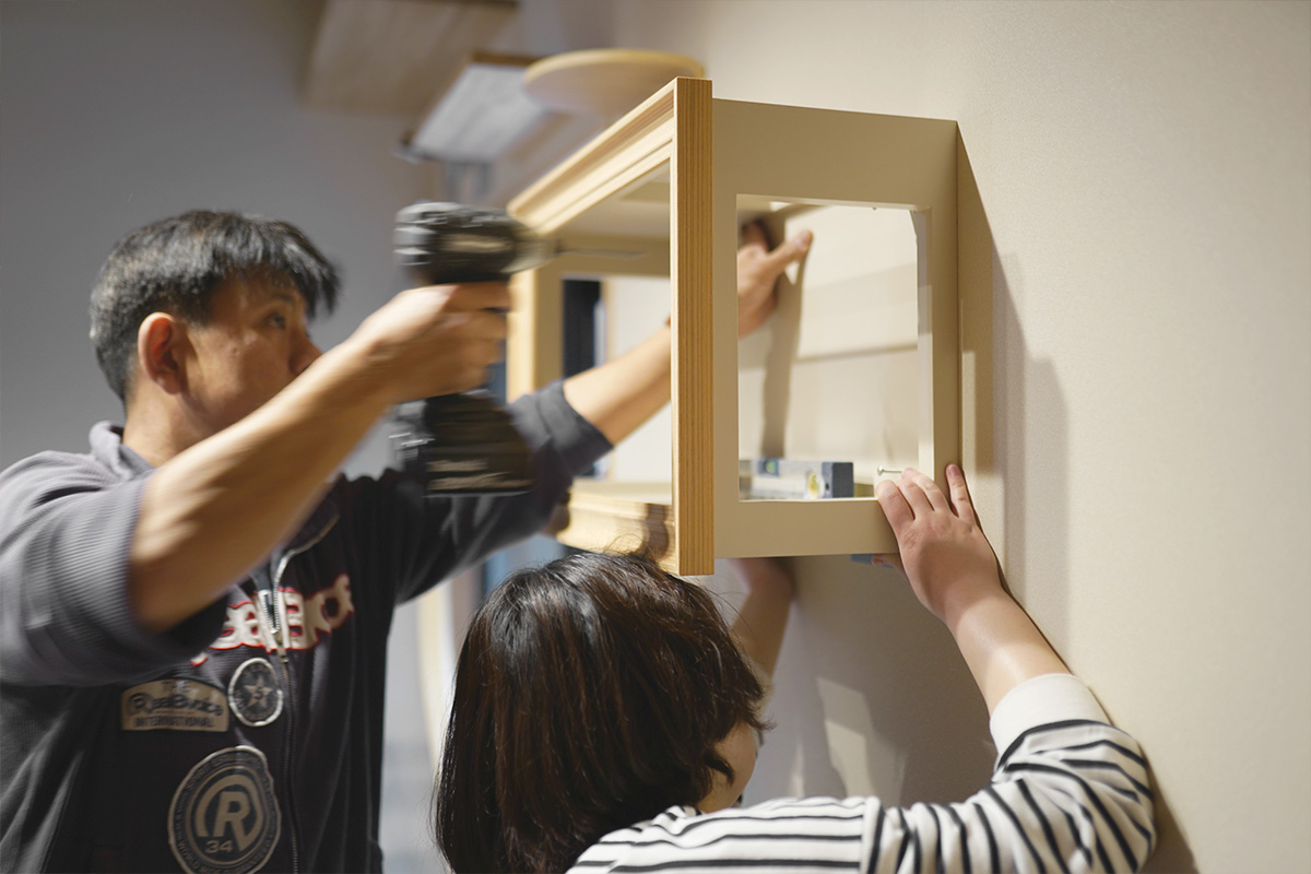 キャットボックスフレームの壁設置作業 京都の住宅リノベーション