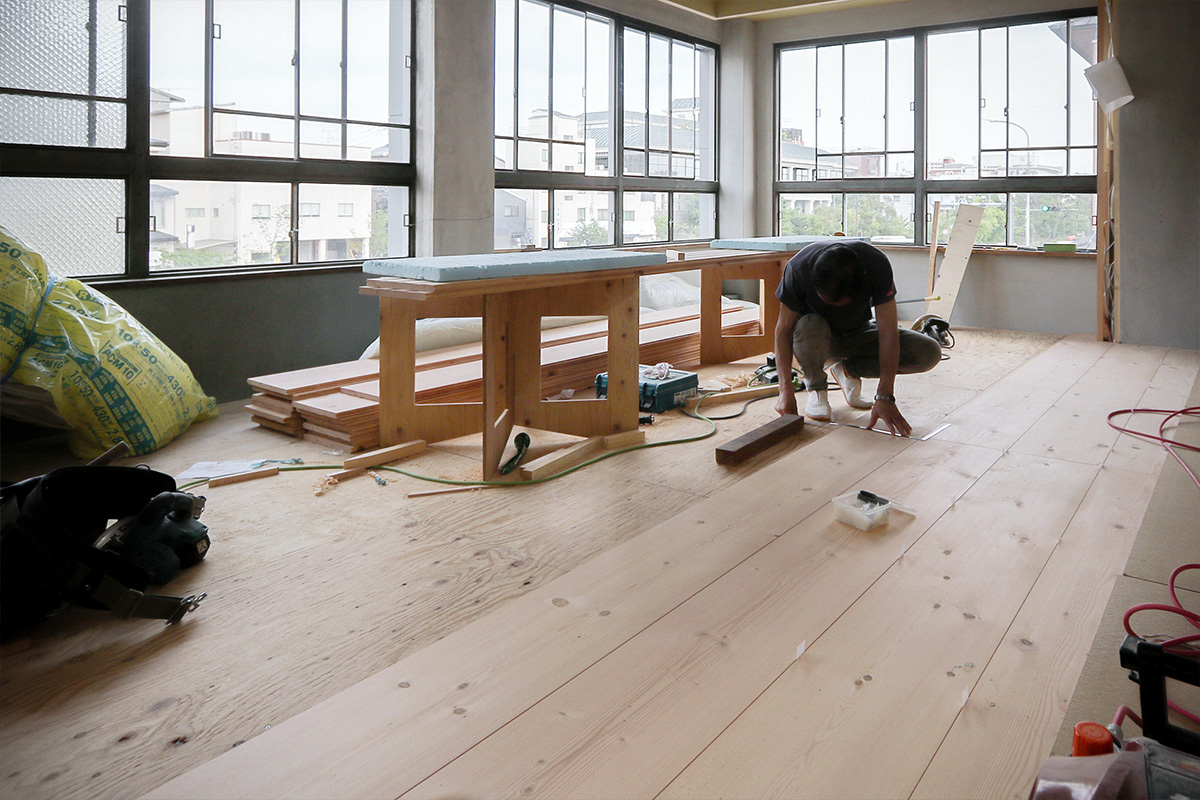 京都のオフィス拡張リノベーション中の床施工の様子