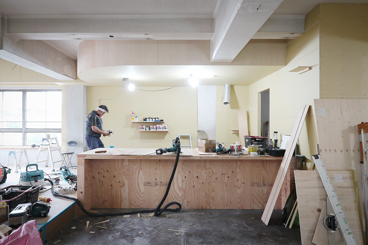 オリジナル造作キッチンのベース部分が完成したリノベーション現場。