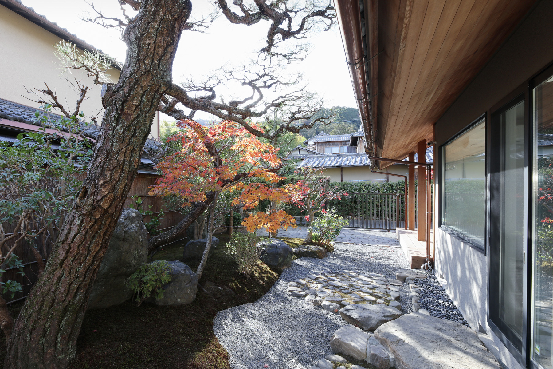 紅葉が彩る山の麓、静かに佇む日本家屋の改修工事。四季折々な庭の表情が楽しめます。京都の庭 リノベーション